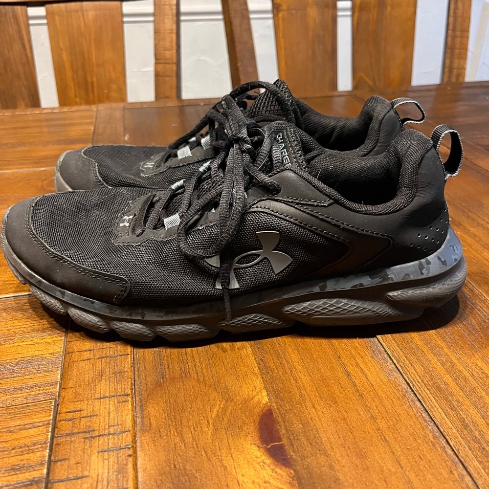 Men’s size 10 Under Armour shoes